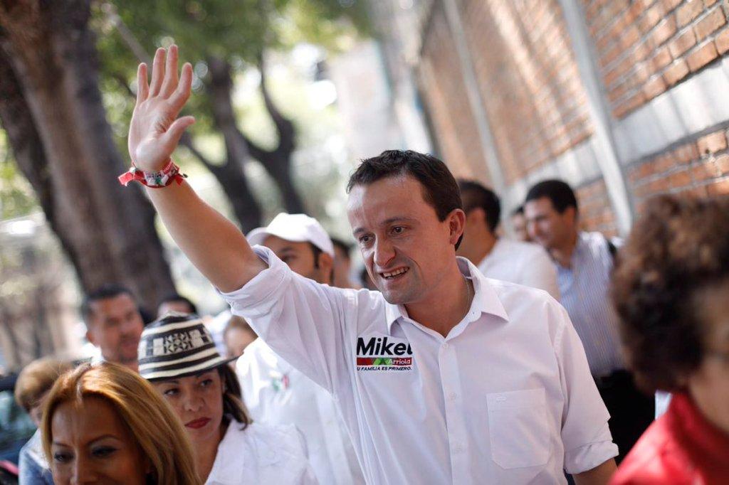 Mikel aseguró que no declinará a favor de Barrales, pues va en tercer lugar en las encuestas. (Twitter @MikelArriolaP)