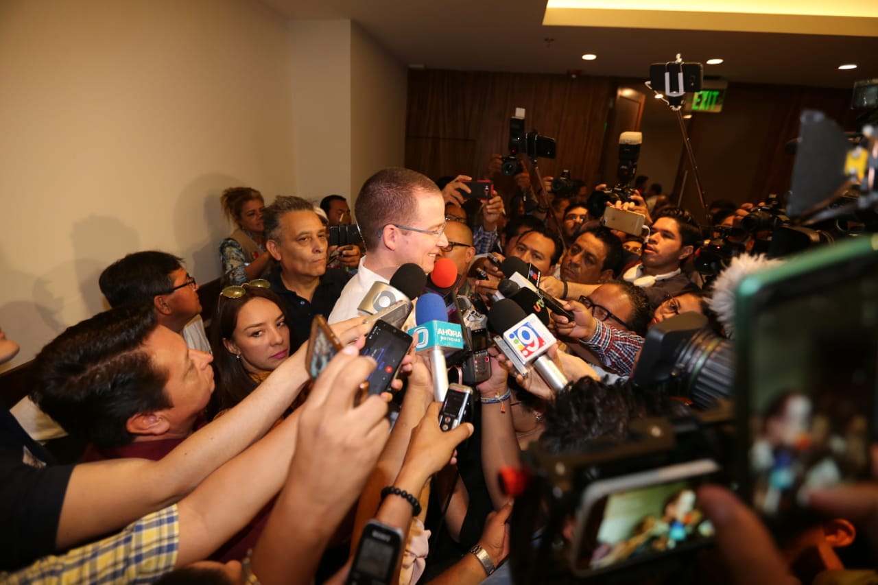 Ricardo Anaya durante charla con medios en Villahermosa, Tabasco; lo recibieron el candidato a gobernador Gerardo Gaudiano y Manuel Granados/Javier Rí