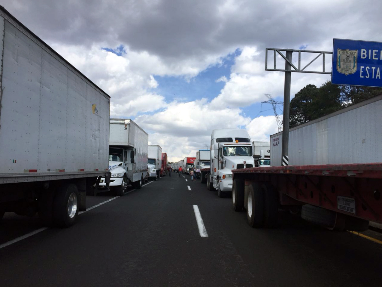 Varios traileros se negaban a optar por un retorno que liberaría la circulación por desviarlos de su ruta. (Foto: Rosalía Solís | MILENIO)