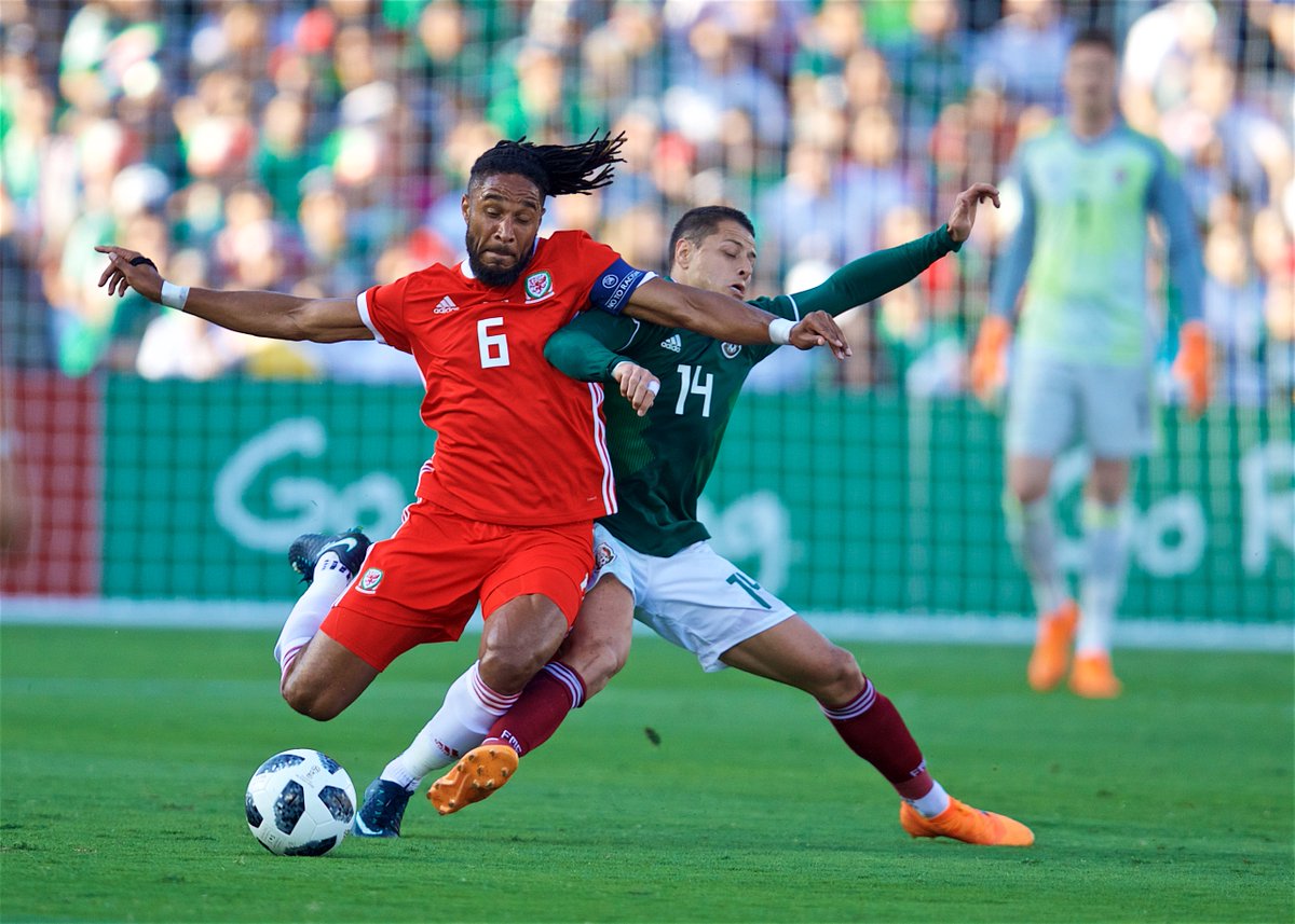 Ashley Williams y 'Chicharito' Hernández durante amistoso entre México y Gales (Twitter @Cymru)