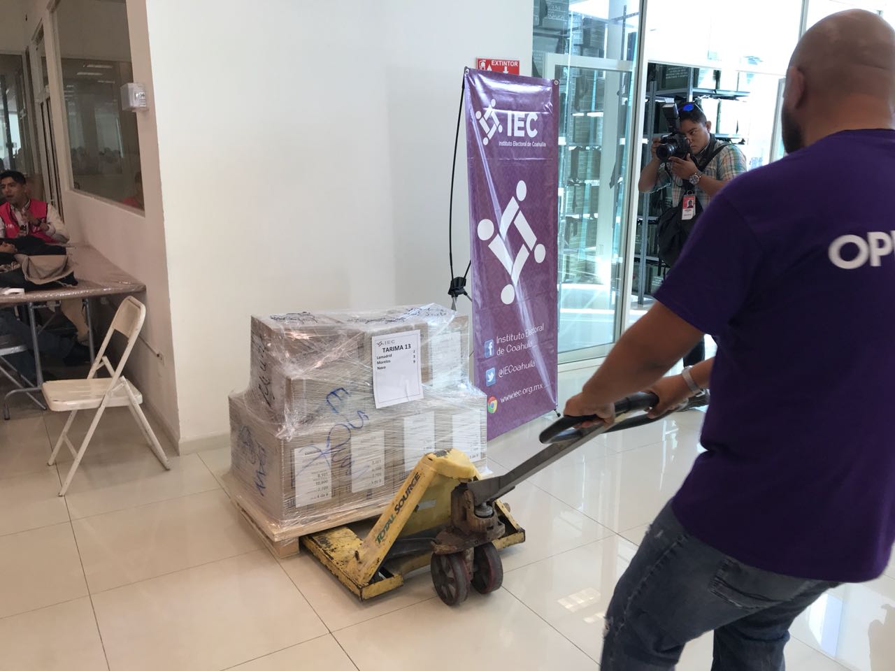 El camino de los paquetes fue vigilado por elementos de seguridad. (Especial)