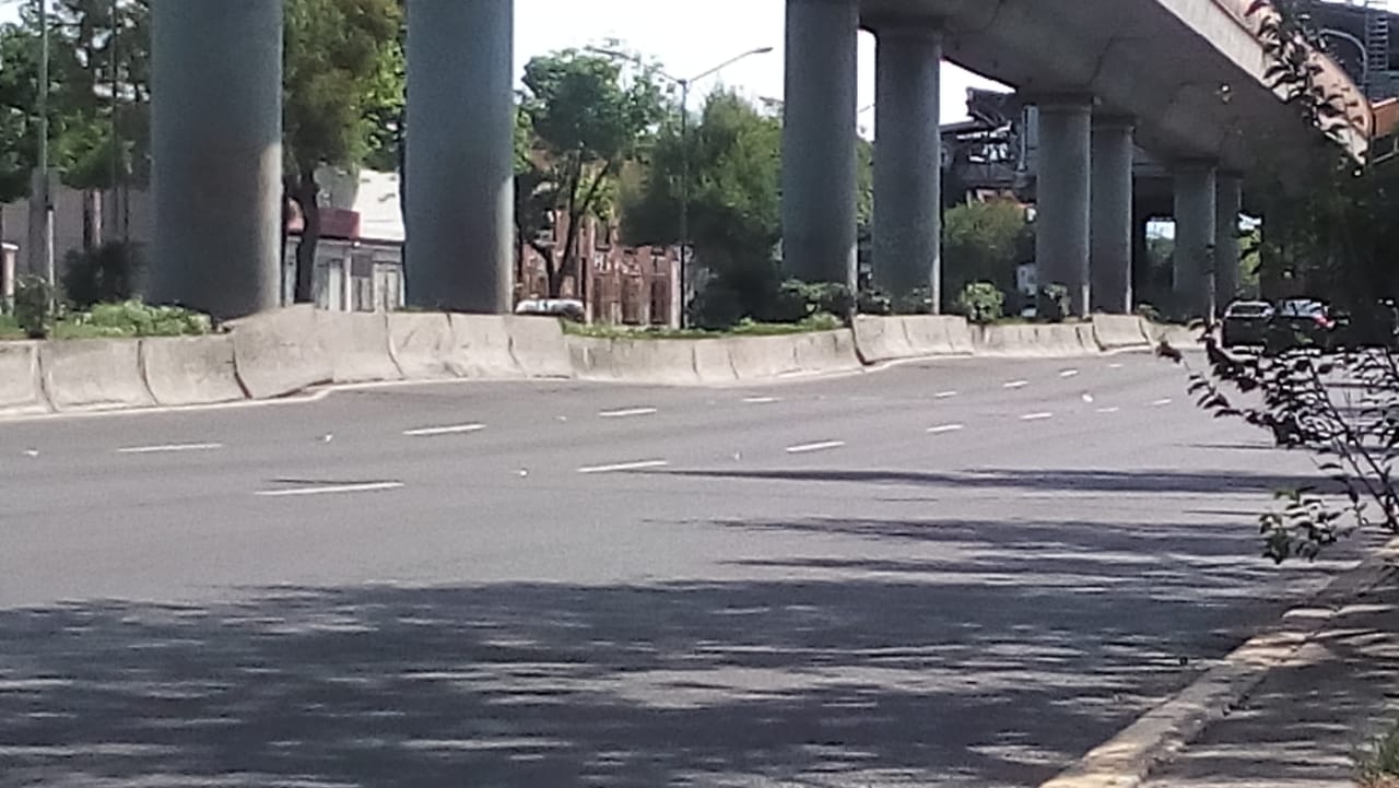 El carril izquierdo de alta velocidad en ambos sentidos, presenta grietas, baches y hundimientos. (Iván Ramírez)