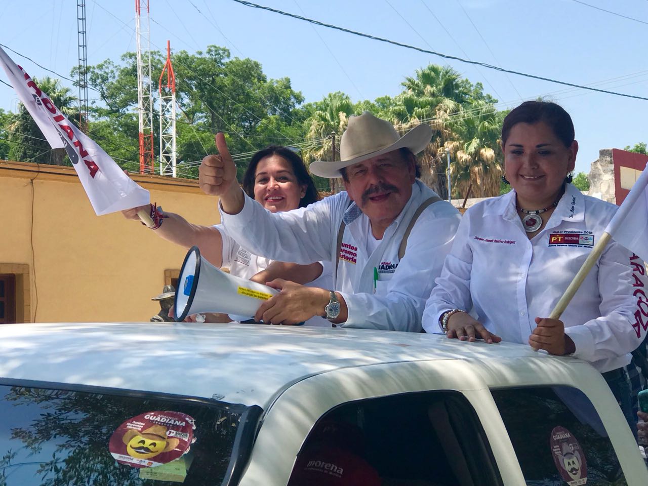 En su recorrido, el candidato se comprometió a trabajar por la educación. (Especial)