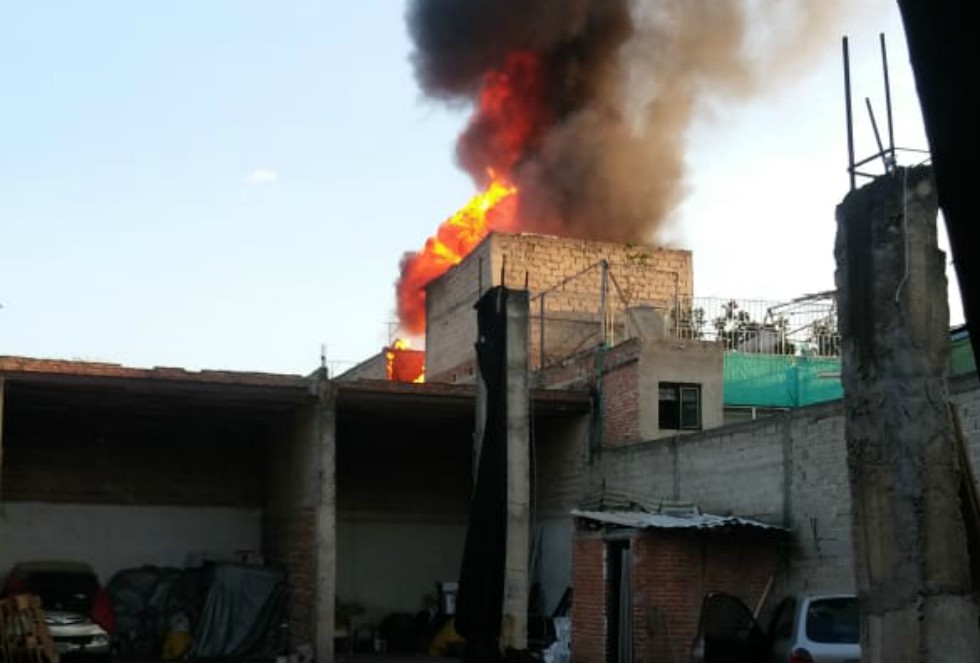El incendio ocurrió en una finca ubicada en la calle Roberto J. Cordero. (Cortesía)