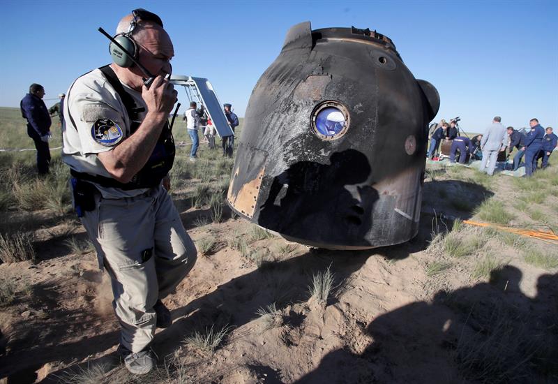 La nave tripulada rusa Soyuz MS-07 regresó a la Tierra con el balón que podría ser utilizado en el partido inaugural del Mundial de Rusia.