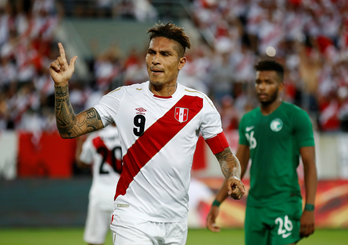 Paolo Guerrero marcó doblete en victoria de Perú (Reuters)