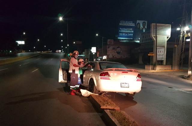 Paramédicos intentan auxiliar a la conductora.