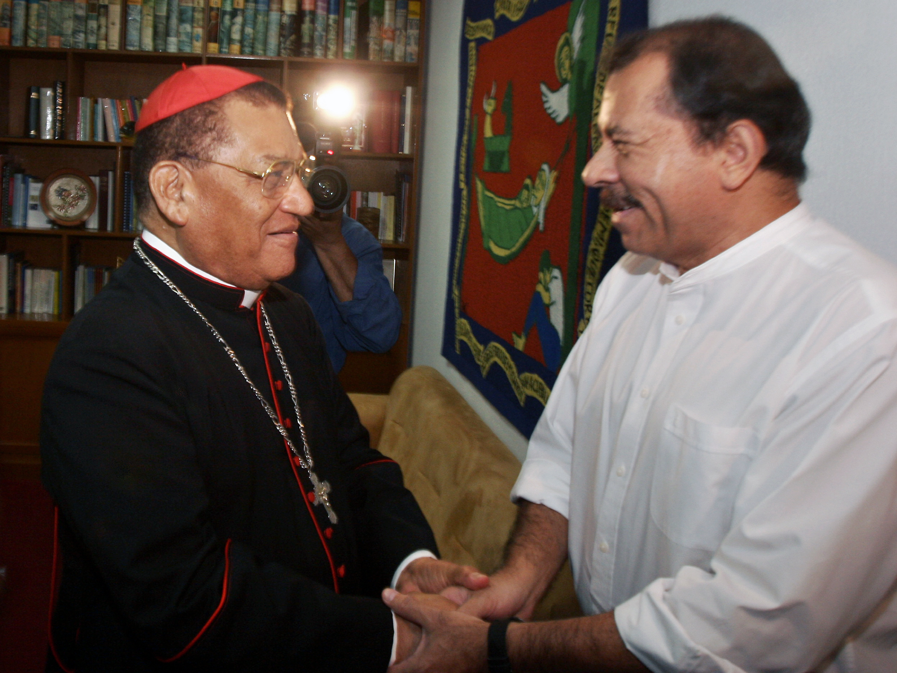 El presidente de Nicaragua, Daniel Ortega, derecha, le da la mano al cardenal Miguel Obando y Bravo durante una reunión en Managua en 2007.