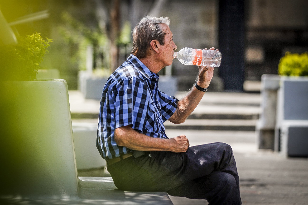 Las autoridades recomiendan mantenerse hidratados ante las altas temperaturas. (Francisco Martínez)