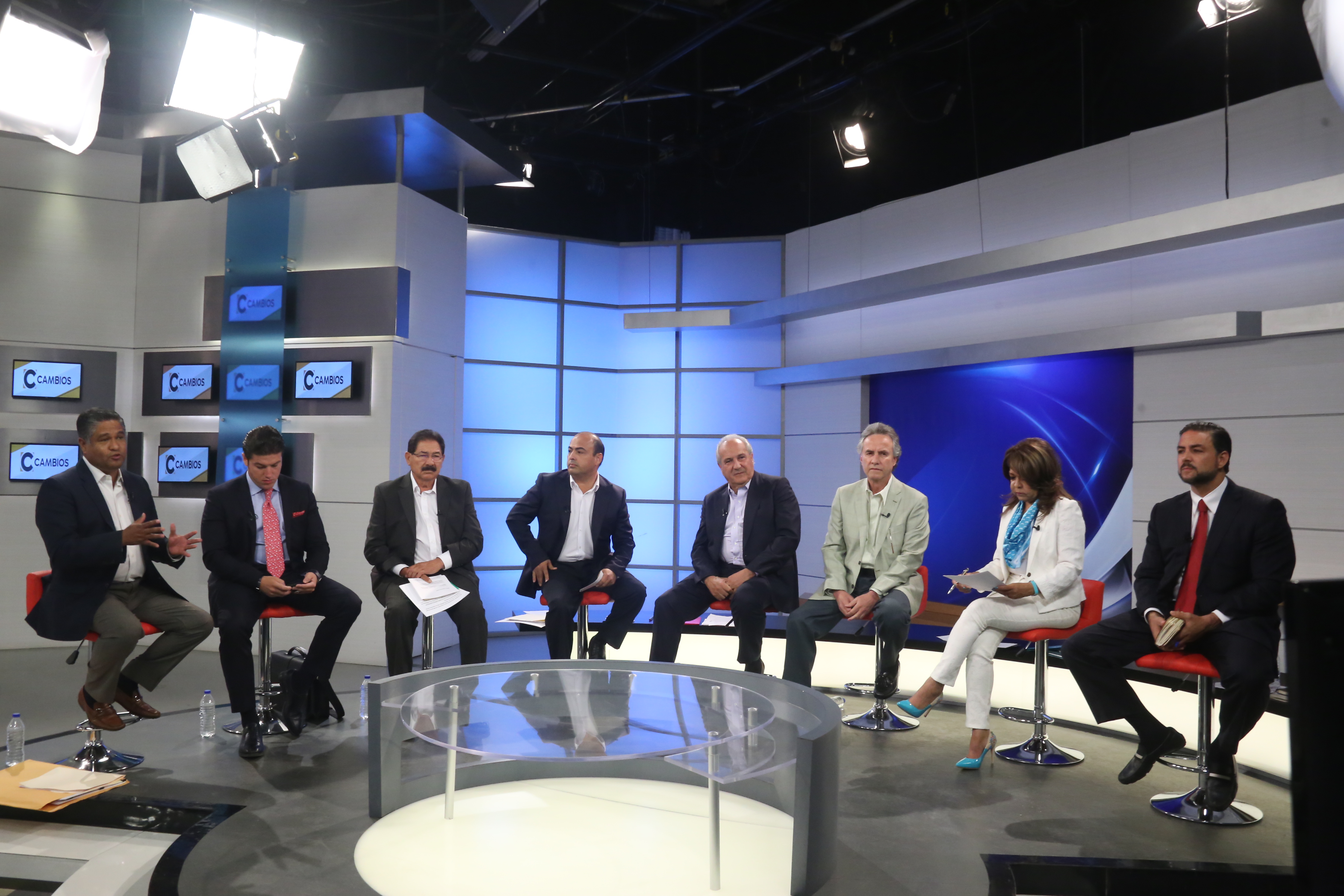 Los 8 candidatos de Nuevo León al Senado de la República se comprometieron a responder en el tema de transparencia. (Foto: Raúl Palacios)