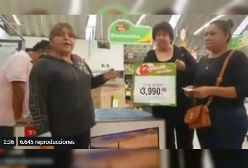 Las clientas piden que les respeten el precio de las televisiones en Bodega Aurrera.