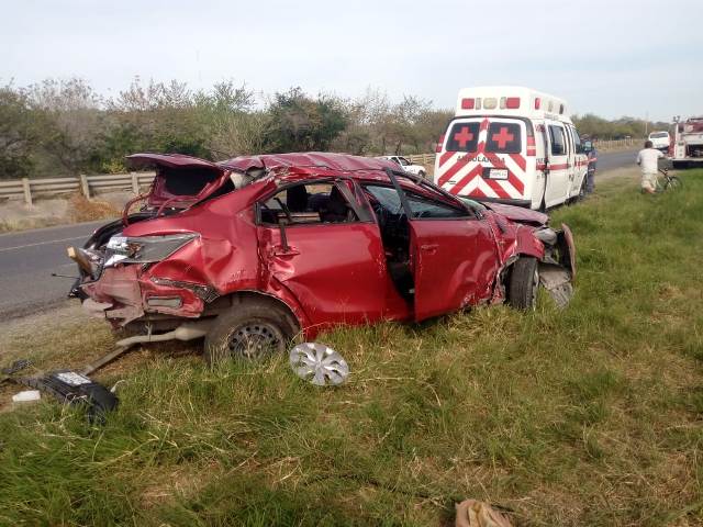 El automóvil quedó completamente destruido tras la volcadura.