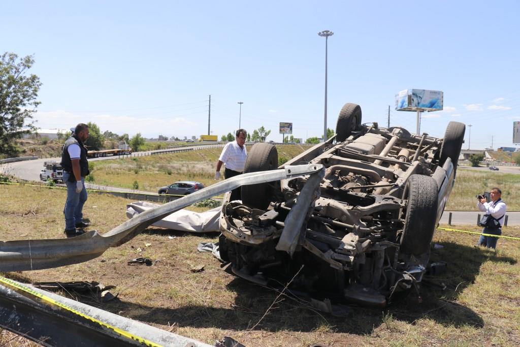 Un hombre murió al volcar su camioneta en la desviación del Periférico a la autopista con dirección a Veracruz. (Agencia Enfoque)