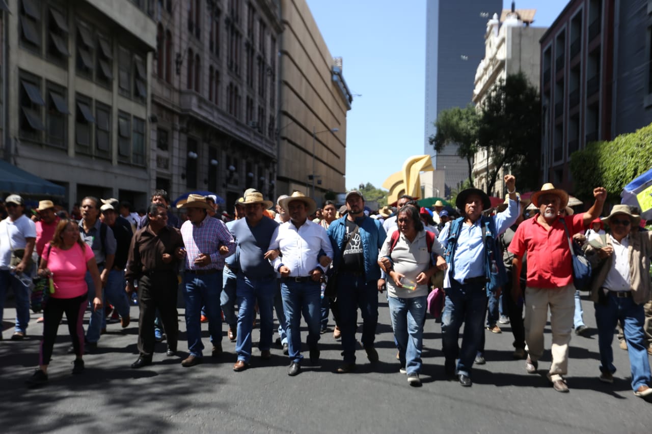 Maestros de la CNTE llegan a la Segob; amagan con plantón. (Jorge González)