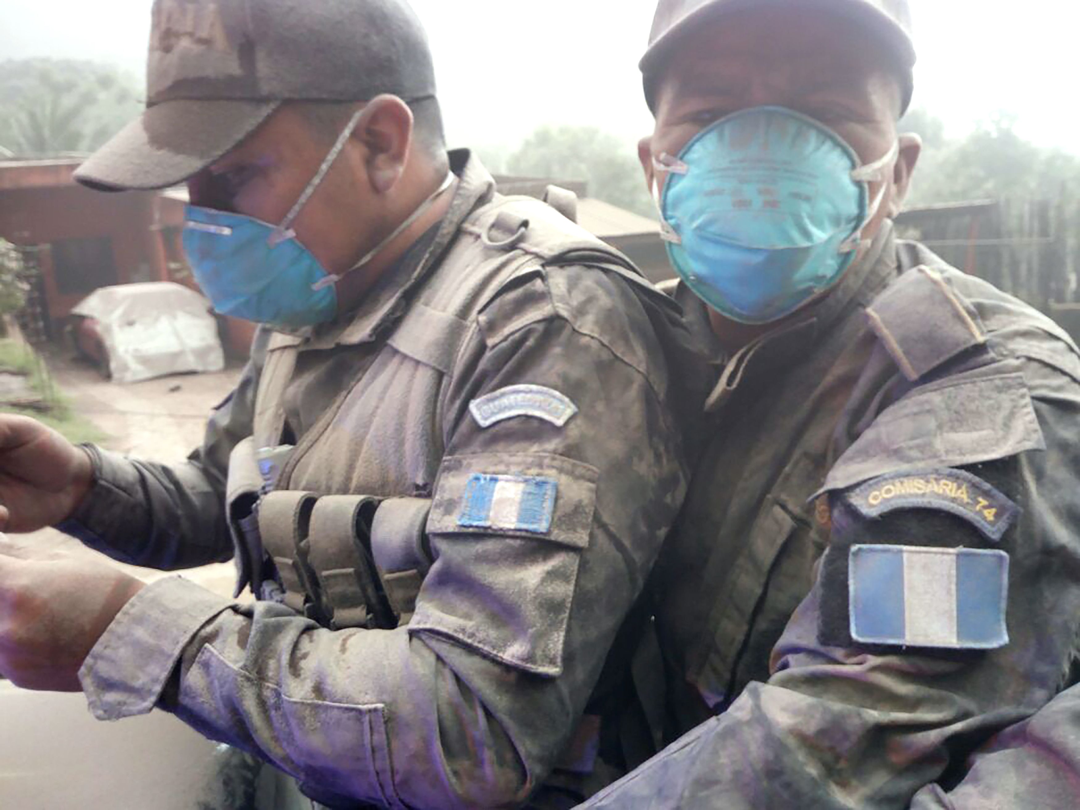 Los rescatistas se movilizan entre la desolación de casas destruidas en busca de sobrevivientes.