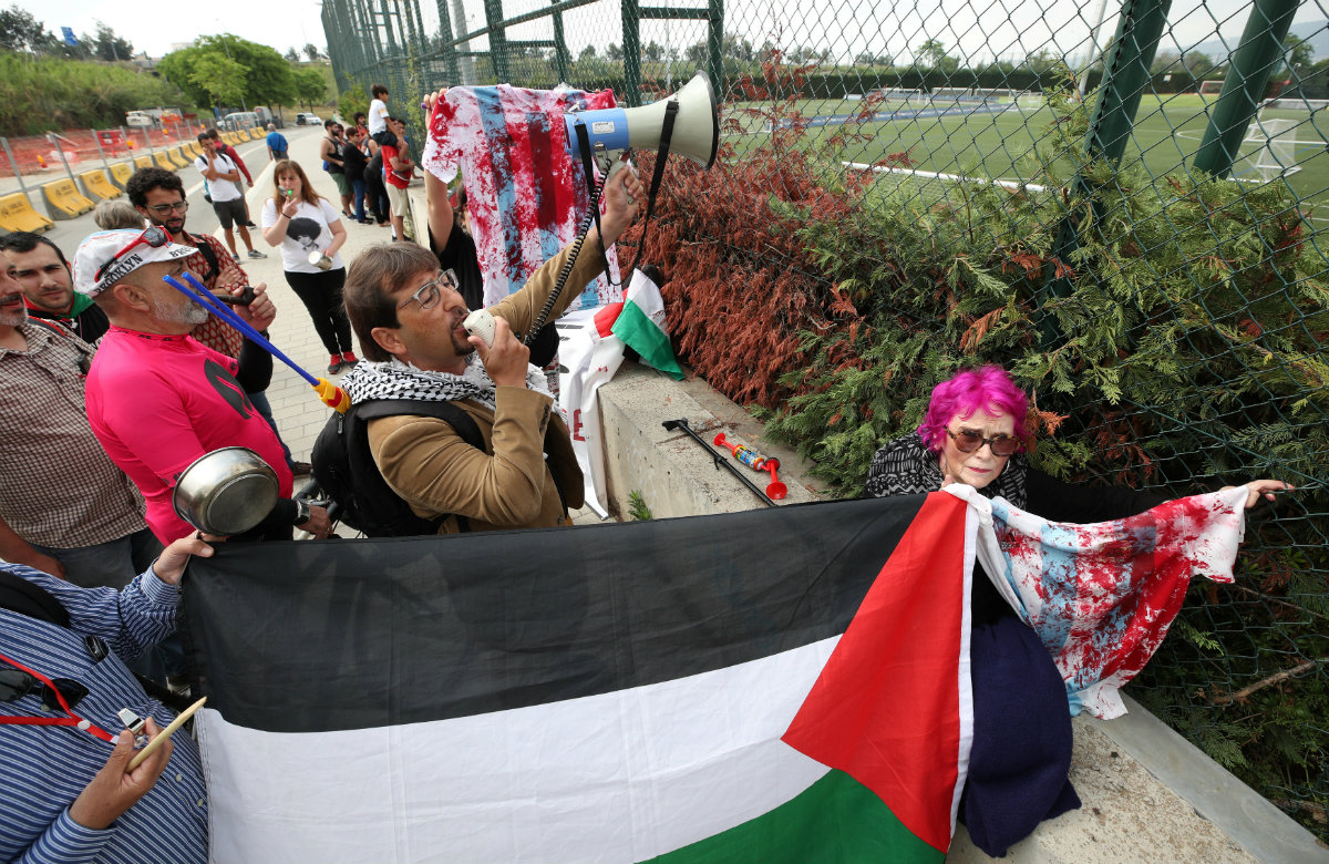 Algunos protestantes se presentaron con la bandera de Palestina (Reuters)