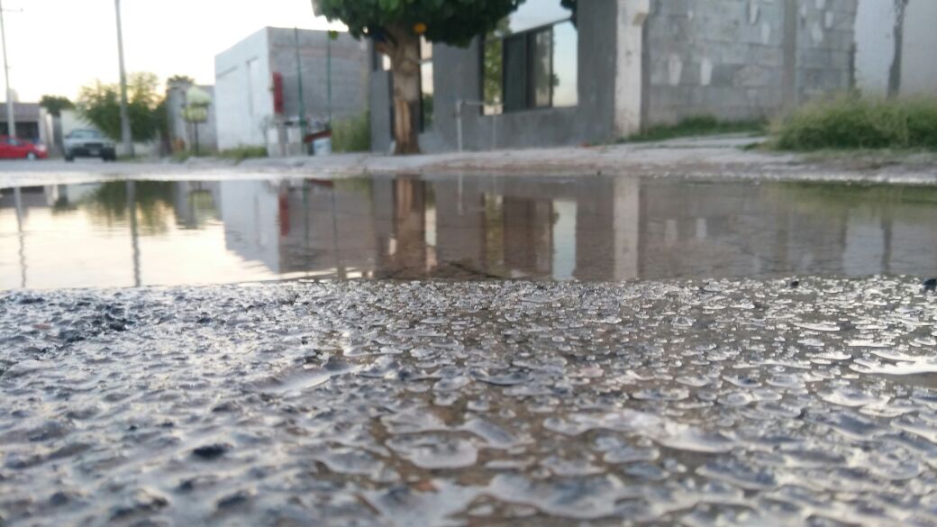 Ya son tres cuadras afectadas por la fuga de agua. (Lucero Sánchez)