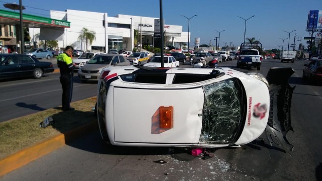 El automóvil quedo volcado.