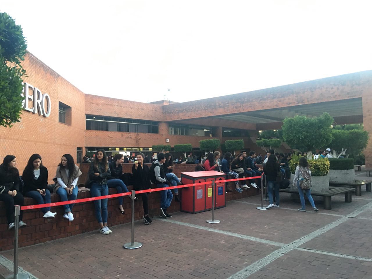 Los estudiantes de la Ibero esperaron por más de tres horas para poder ingresar al evento con Ricardo Anaya.
