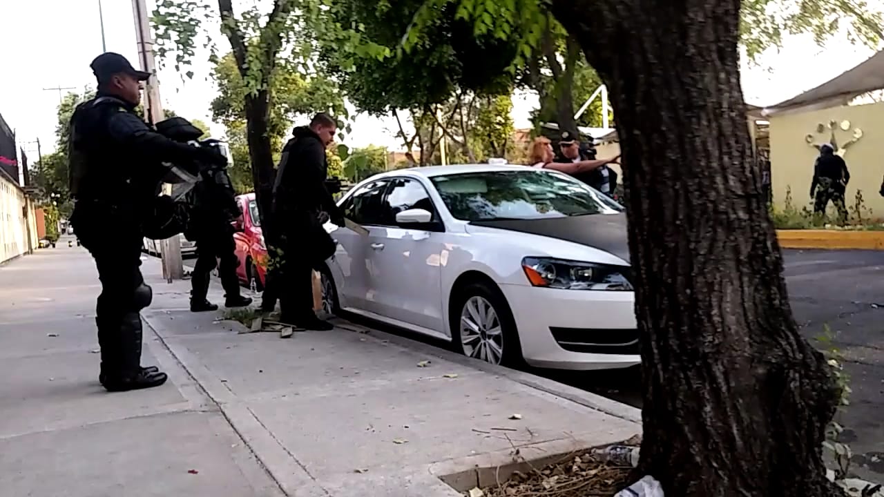 Familiares de los hombres baleados le gritaron "asesino" al ex militar, tras su salida del hospital. (Jorge Becerril)
