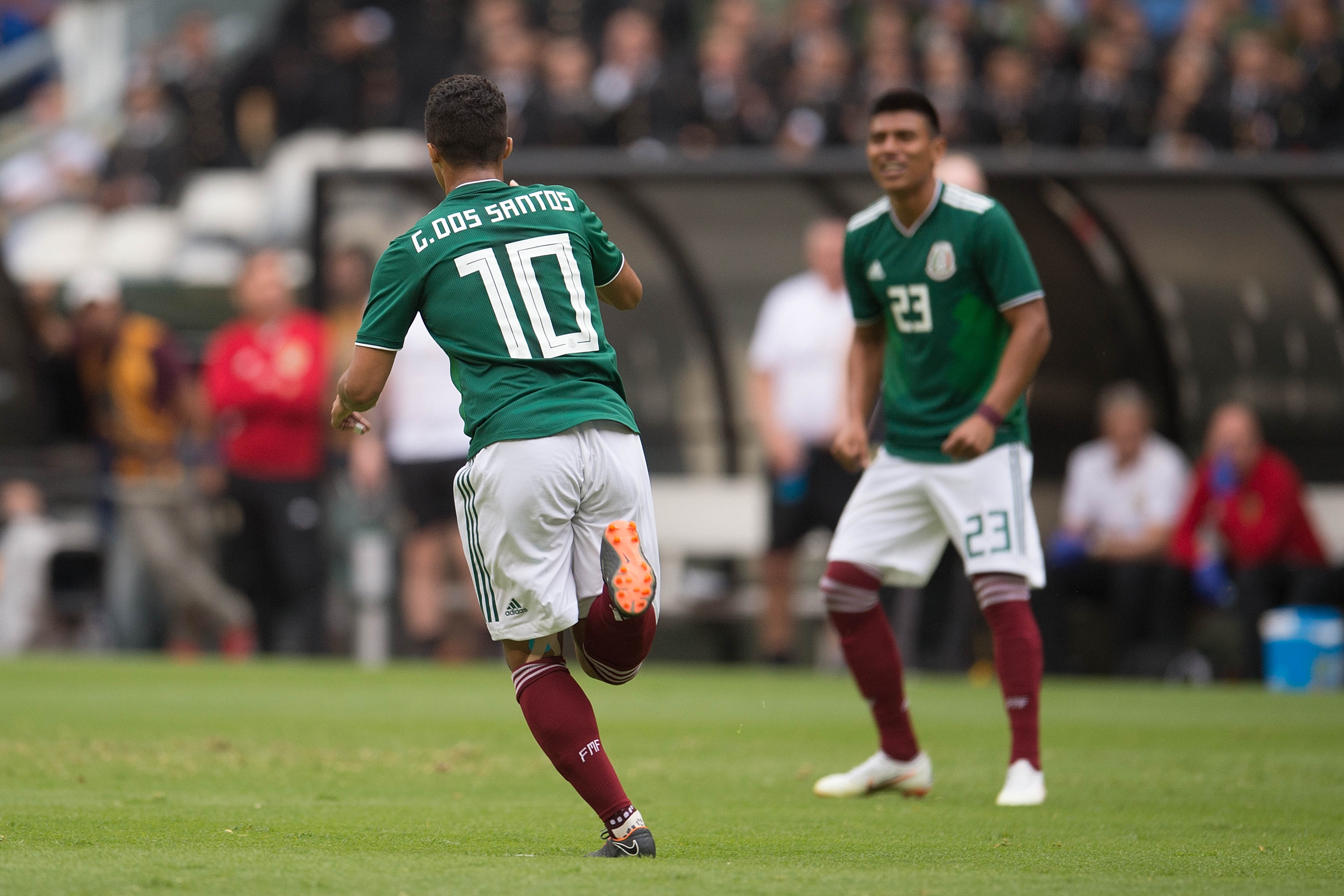 Giovani dos Santos festeja tras anotar su gol ante Escocia (Mexsport)