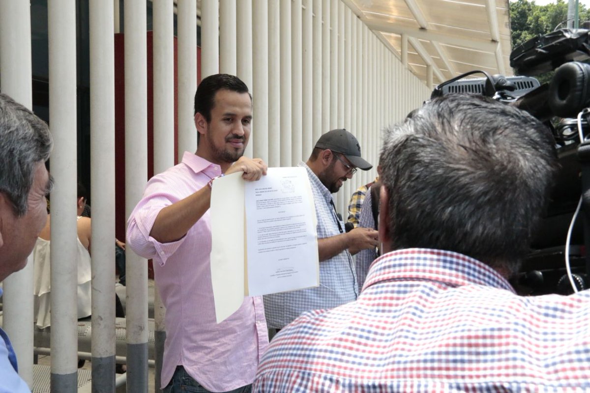 Hiram Torres acudió a las oficinas de la Fiscalía, donde le dijeron que no había ninguna investigación en su contra. (Cortesía)