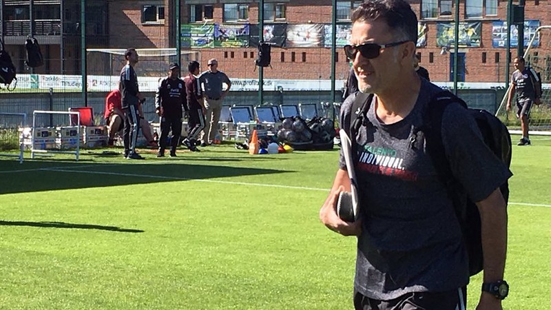 Juan Carlos Osorio, motiva a la selección mexicana con mensaje en su playera (Mediotiempo)