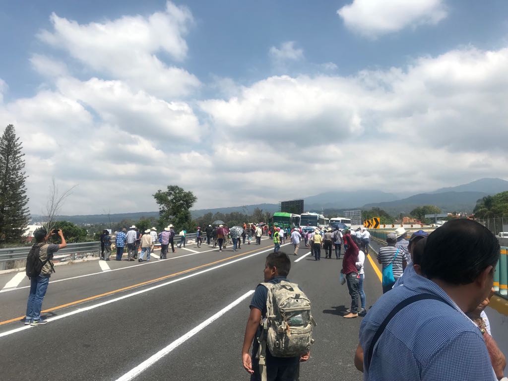Los manifestantes exigen la entrega de apoyos. (David Monroy)