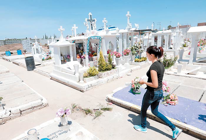 Neyeli visita las tumbas de su esposo y su pequeña hija, asesinados por un comando que irrumpió en su domicilio. (Jesús Quintanar)