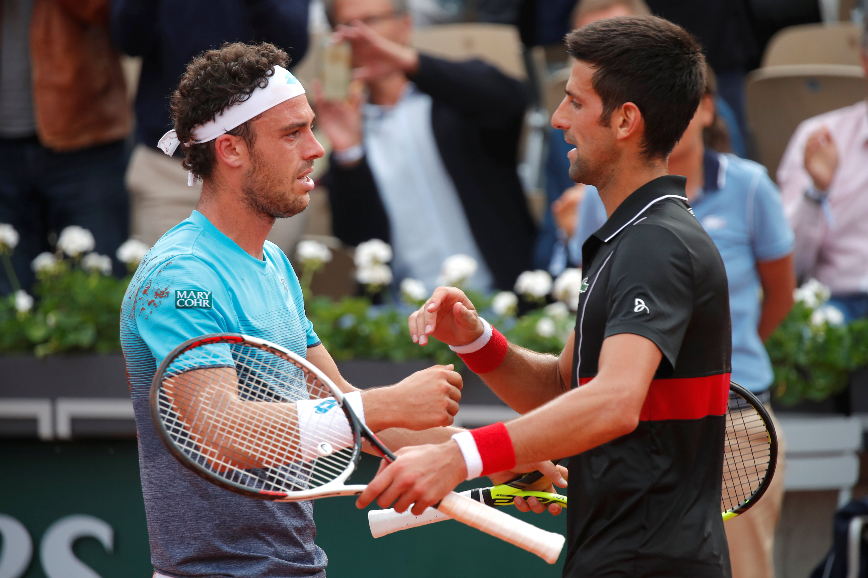 Novak Djokovic cayó ante Marco Cecchinato en el abierto de Roland Garros. (Reuters)