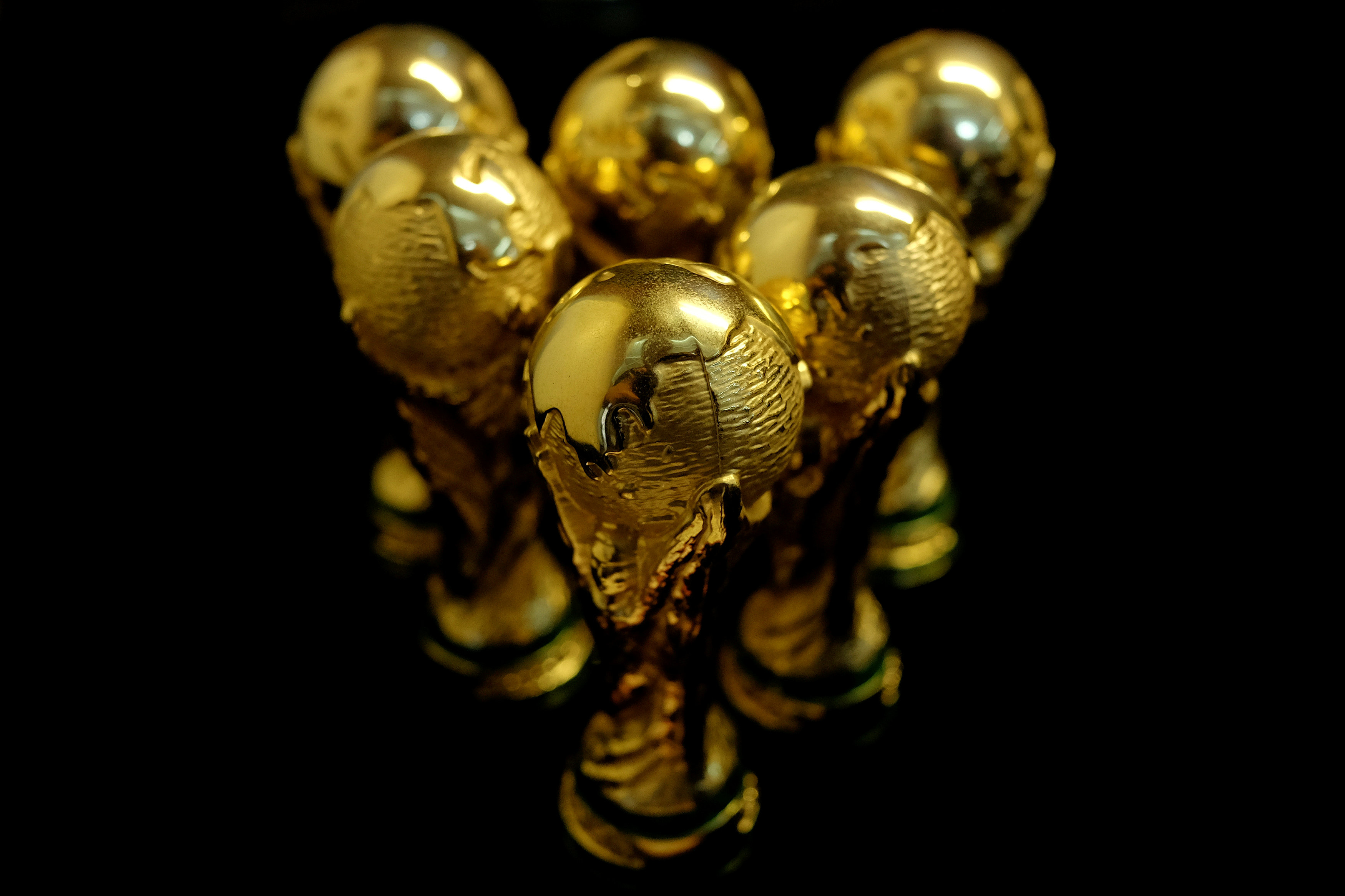 Replicas del trofeo de la Copa del Mundo (Reuters)