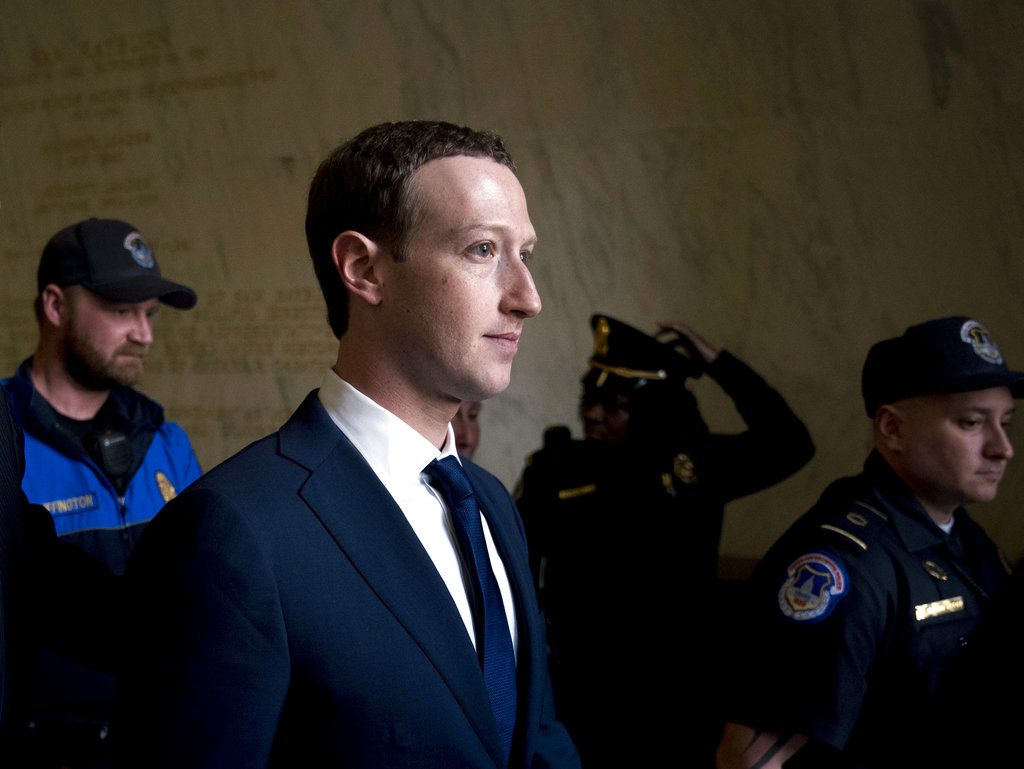 Facebook compartió información personal con empresas chinas. (AP)
