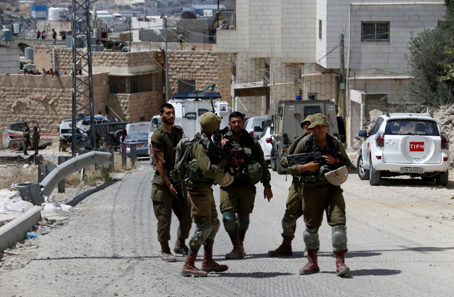 Soldados israelíes patrullan en Hebron, Cisjordania (Reuters)