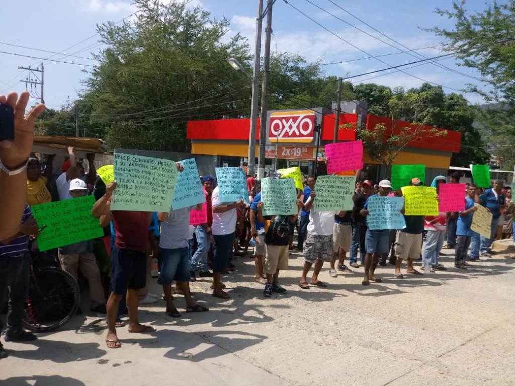 Los trabajadores cerraron dos carriles de la vialidad. (Javier Trujillo)