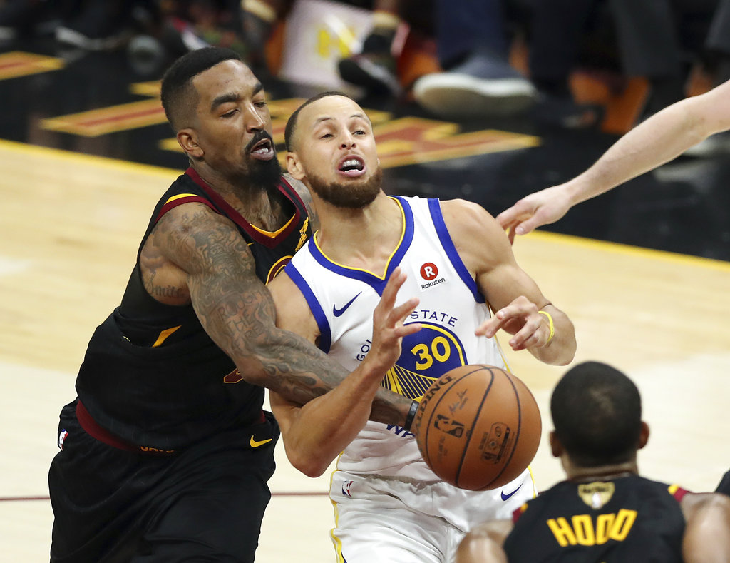 Los Warriors vencen a los Cavs y están a un triunfo del cetro de la NBA (AP)