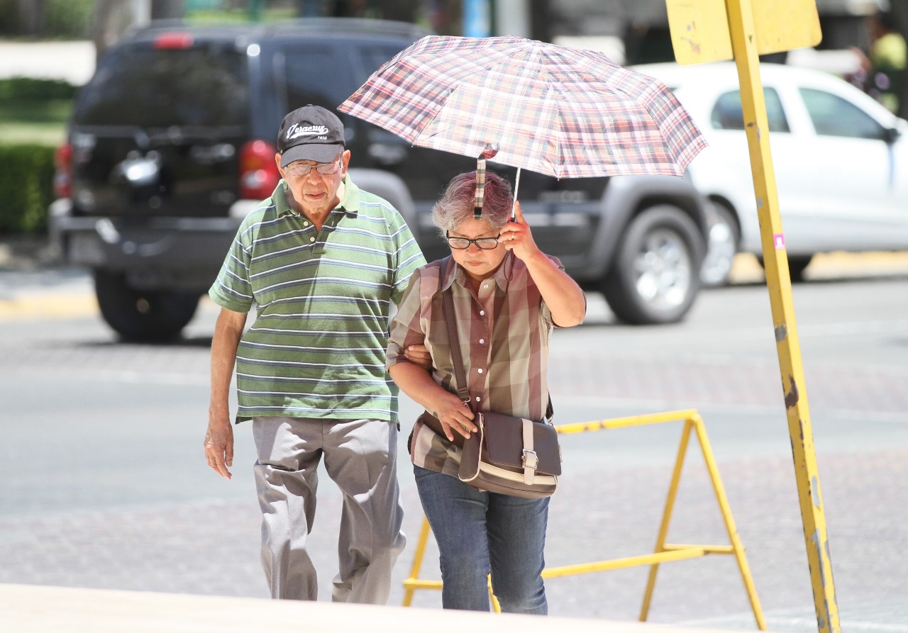 Las altas temperaturas pueden generar golpe de calor o deshidratación. (Archivo).