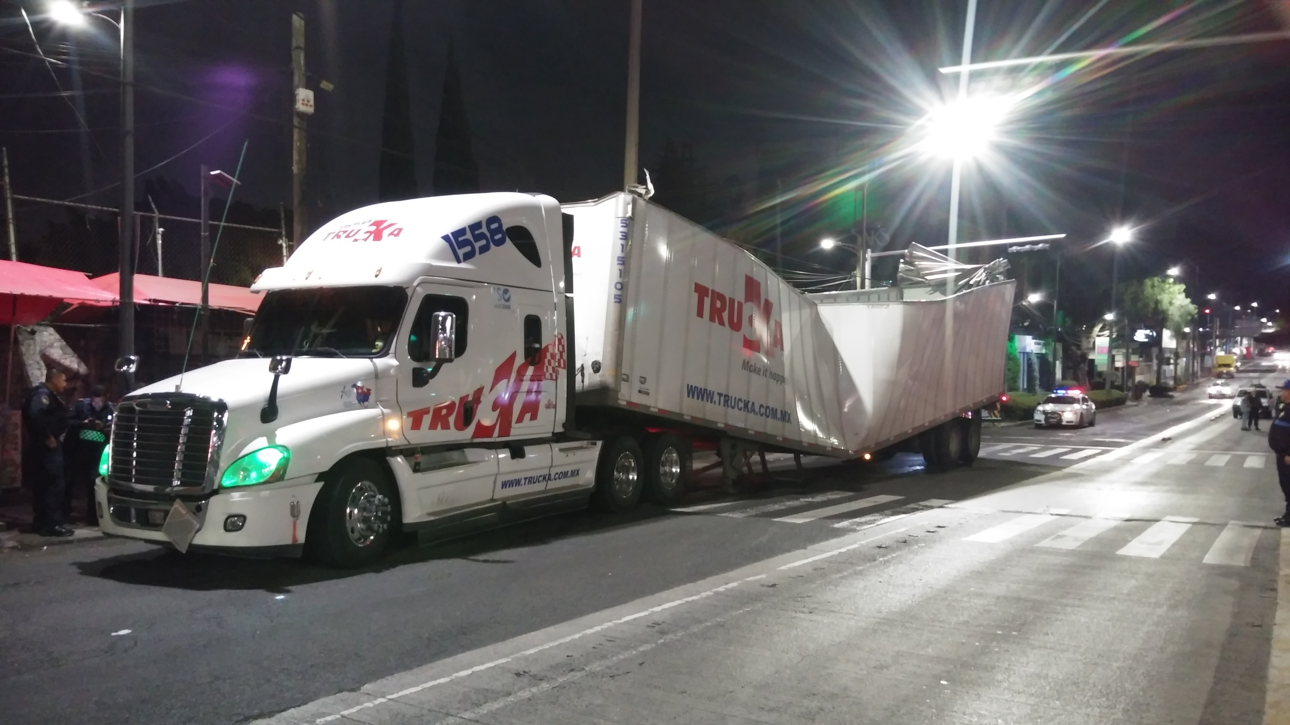 La caja del tráiler se partió en dos y el delincuente se dio a la fuga. (Alejandro González).