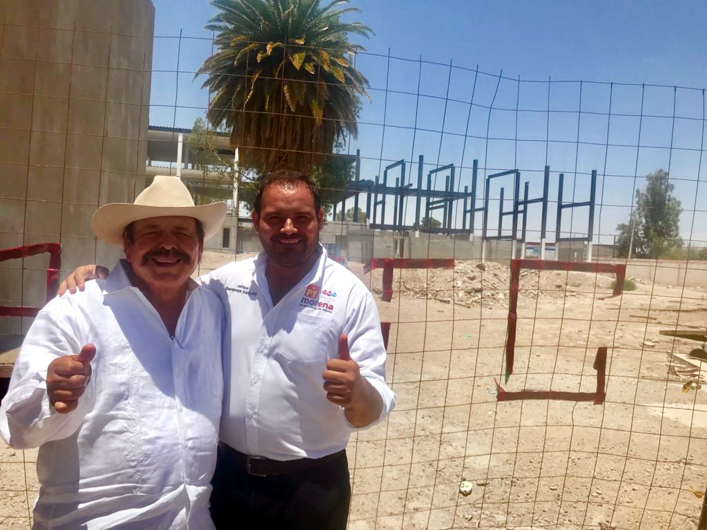 El candidato al Senado de Coahuila con el aspirante amenazado a la alcaldía de Madero. (Especial)