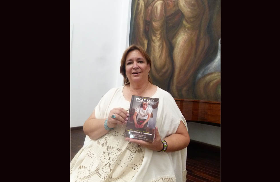 La cocinera tradicional Maru Toledo y su más reciente libreo dedicado a las salsas de Jalisco (Enrique Vázquez)