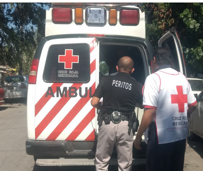 El conductor de la camioneta al intentar dar vuelta no se percató del peatón. (Especial)