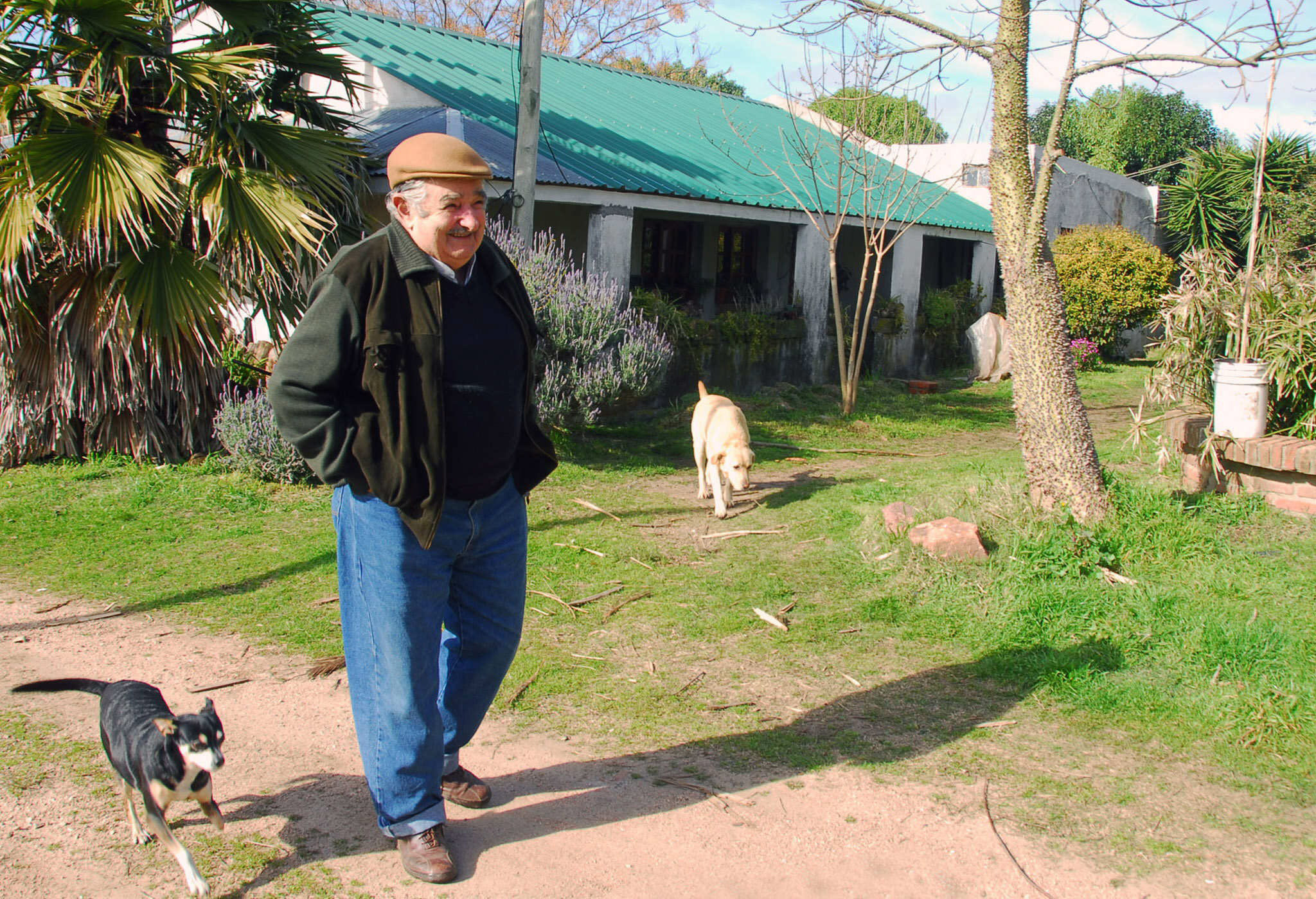 El ex presidente de Uruguay junto a su mascota.