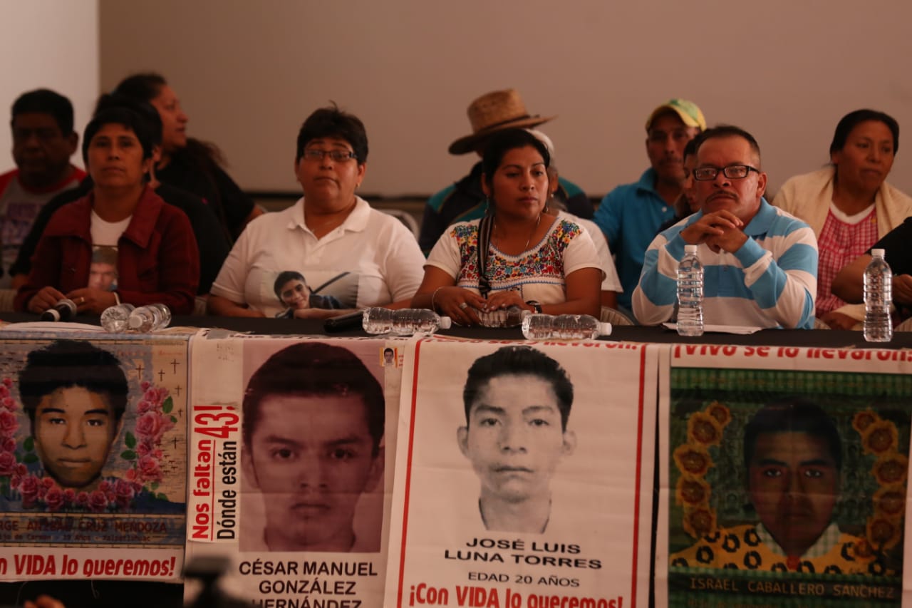 Familiares de estudiantes en el Centro Prodh (Foto: Octavio Hoyos).