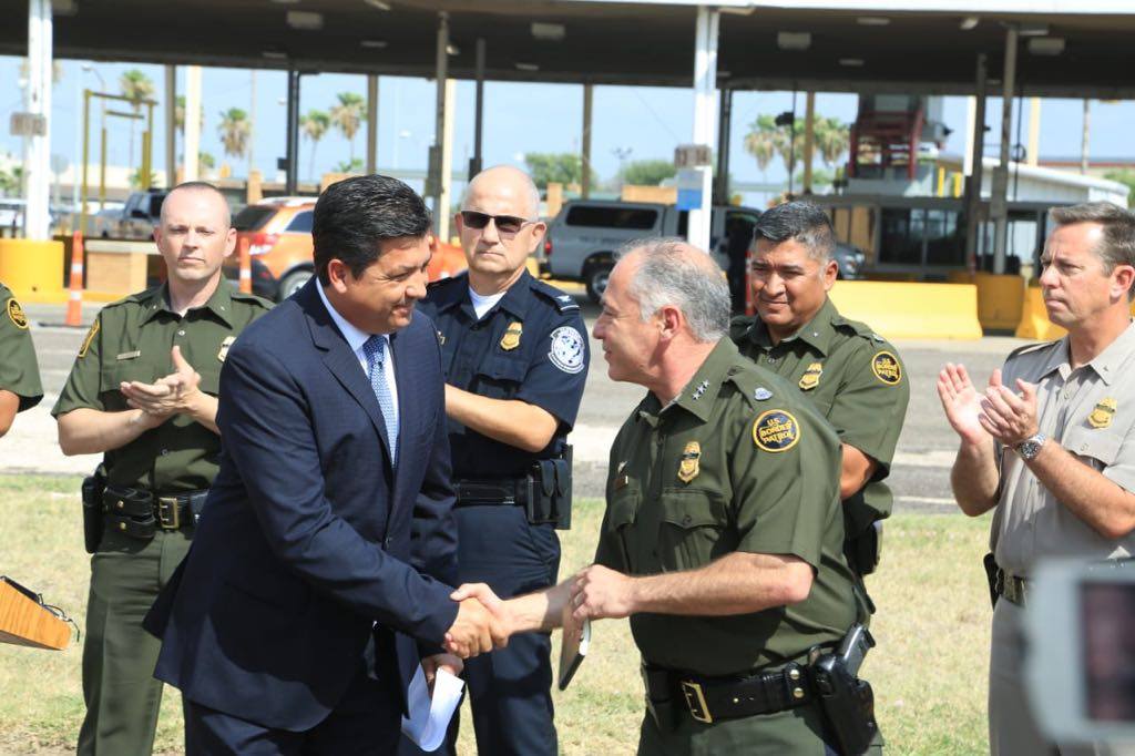 Francisco García Cabeza de Vaca, gobernador de Tamaulipas y el comandante responsable del Corredor del sur de Texas, Manuel Padilla Jr. (Cortesía)
