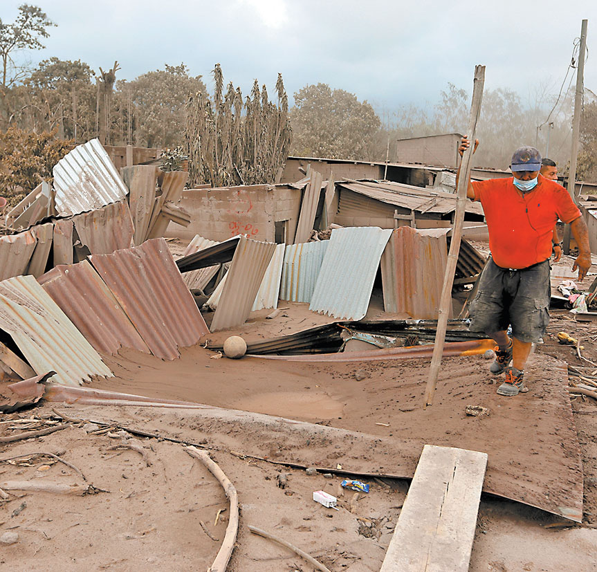 Hugo López, entre ruinas de su casa; perdió a su esposa, un hijo, sobrinos, primos, tíos y cuñados. (Jorge Carballo)