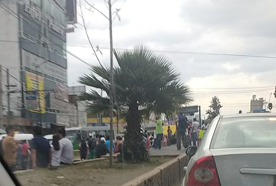 Manifestantes en la calzada Ermita Iztapalapa. (@MAXIMUS_YELMO)