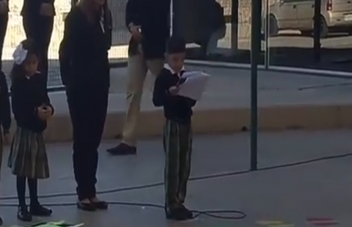 Así fue como el niño llamó a votar por AMLO durante una ceremonia en su escuela (Foto: Especial).
