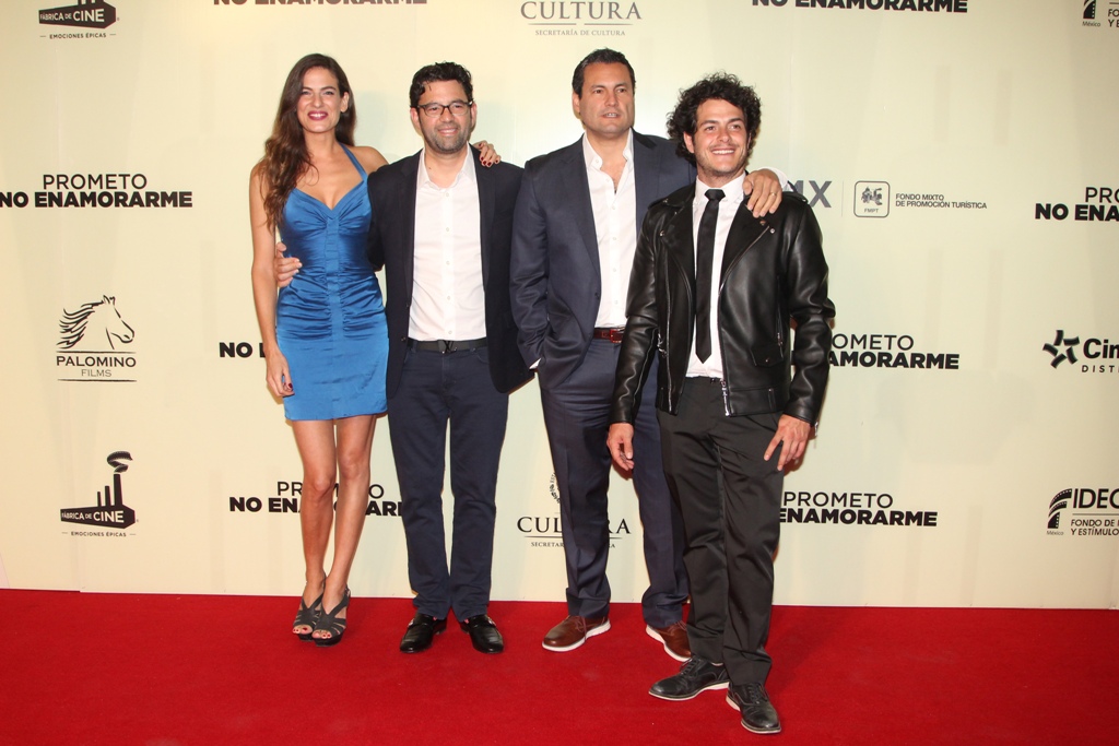 Los protagonistas Alfonso Dosal y Natalia Varela con el productor  Gastón Pavlovich y  el director Alejandro Sugich. (Édgar Negrete)