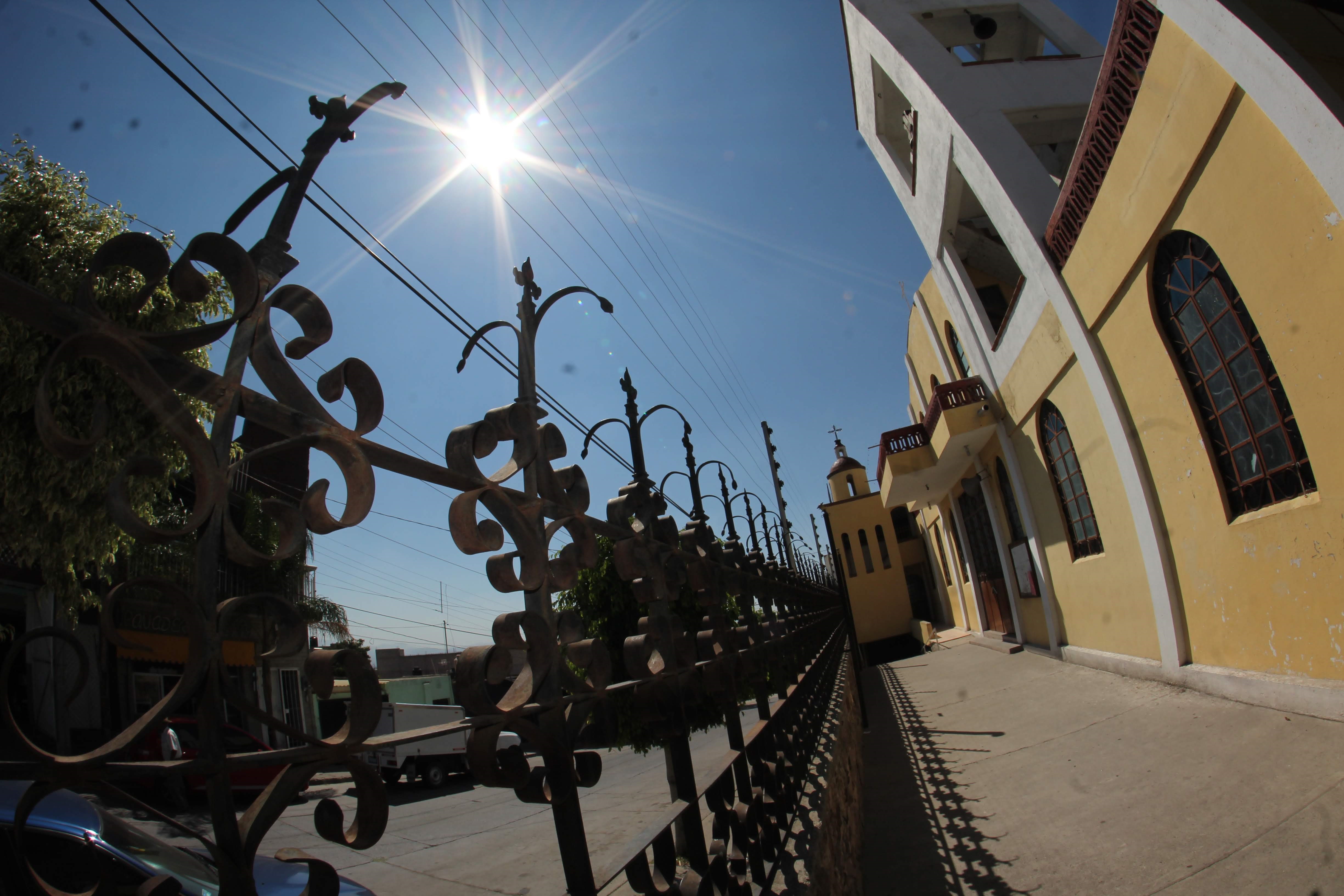 Rejas y cercas electrificadas se pueden ver en templos de León. (Foto Dany Béjar)