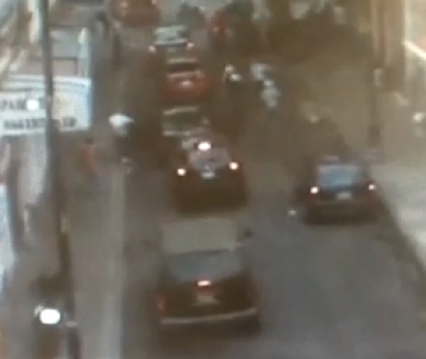 Uno de los cuatro asaltantes murió tras enfrentarse con el policía.