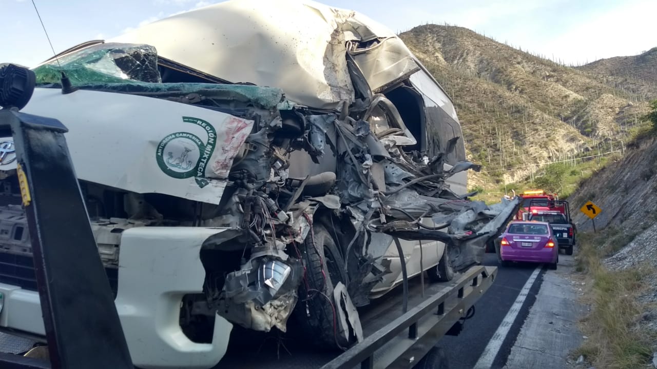 El vehículo de transporte quedó destruído al impactar con otro automóvil. (Apolonia Amayo)